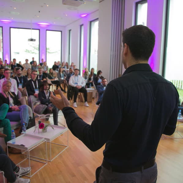 Michael Bayreder von hinten vor den Teilnehmerinnen und Teilnehmern eines Workshops