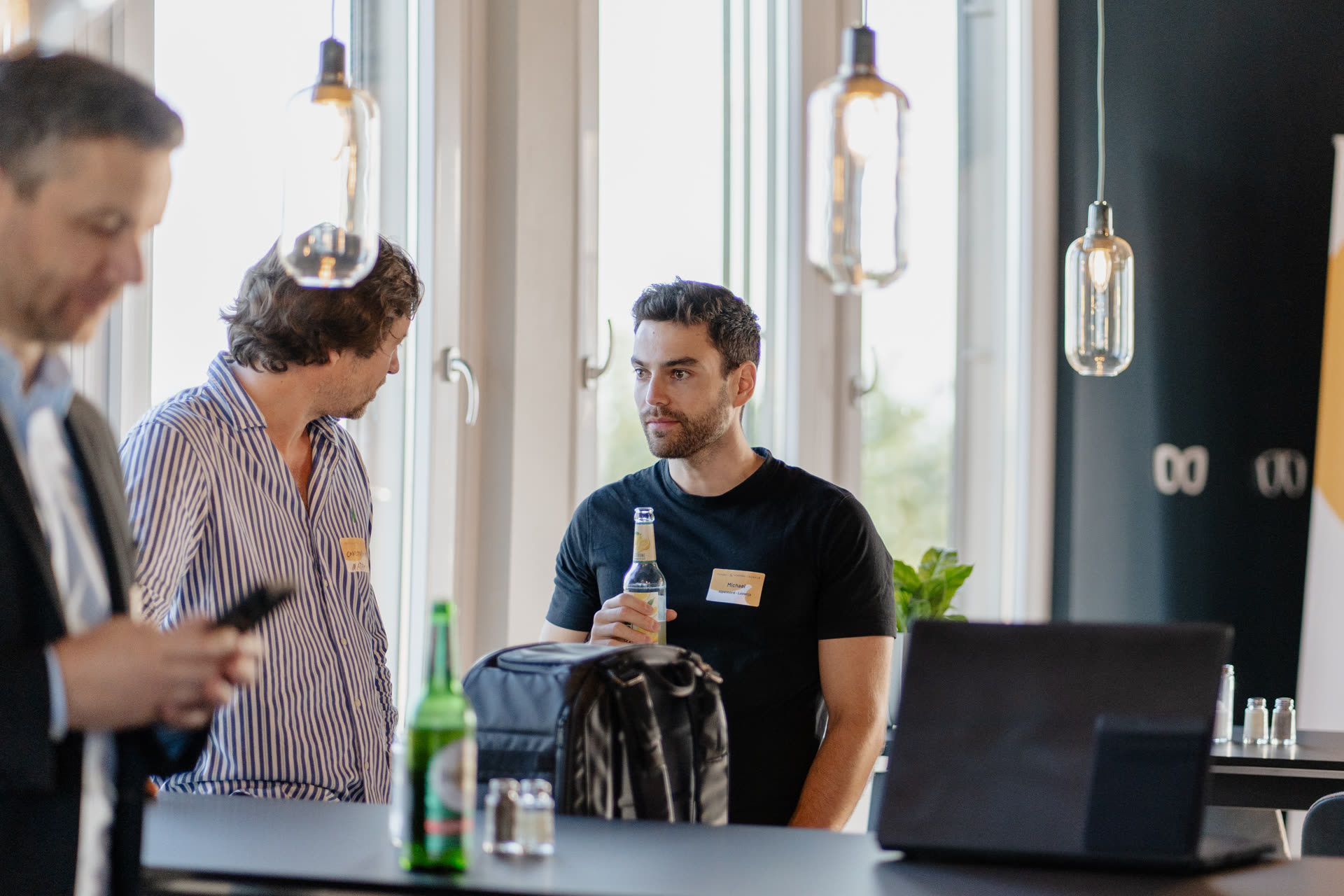 Michael Bayreder im Gespräch mit Teilnehmern bei einem Business-Event